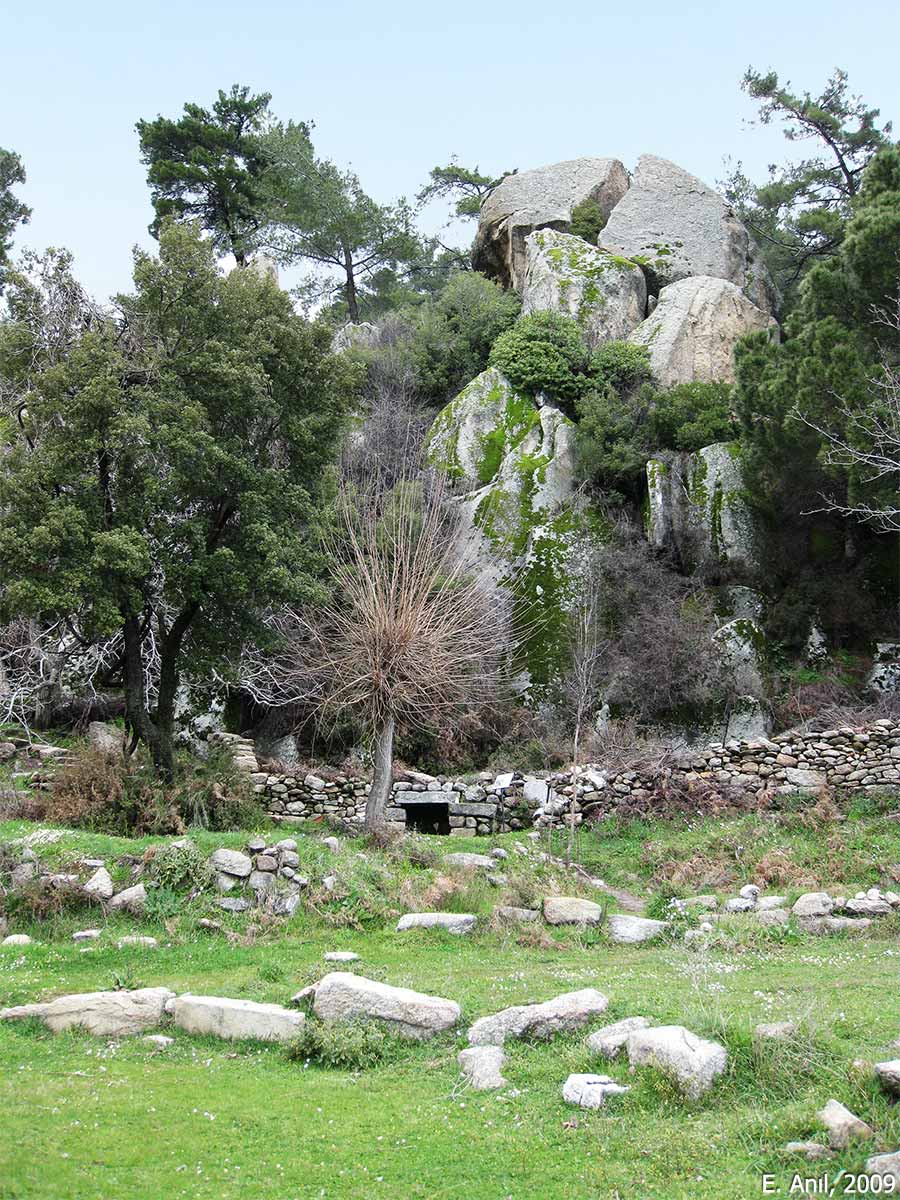 Labraunda, Su Kaynağı, Yarık Kaya